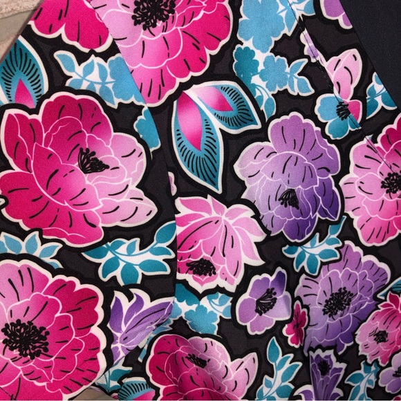 NWT Zavate Ava Therese “Bold Statment” floral print short sleeve scrub top - Picture 2 of 10